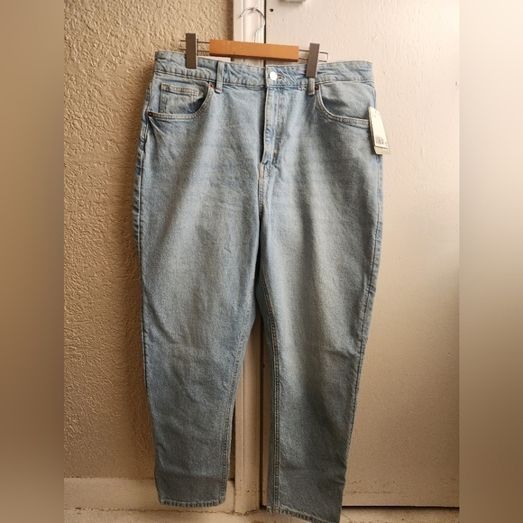 NWT H&M- High Rise Mom Jean - Picture 4 of 11